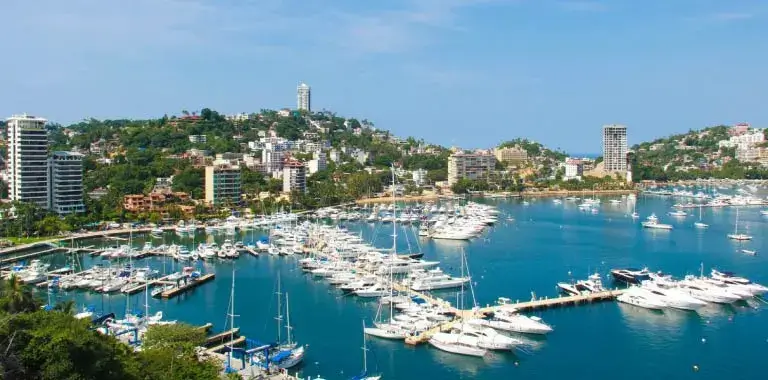 yates en la marina de acapulco
