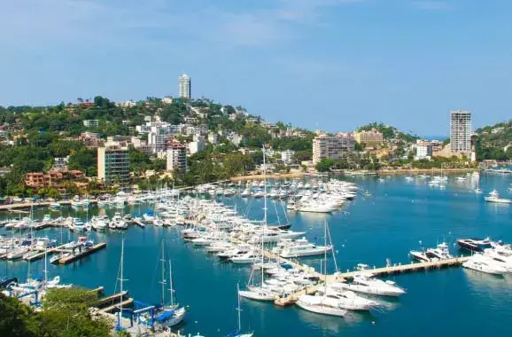 yates en la marina de acapulco