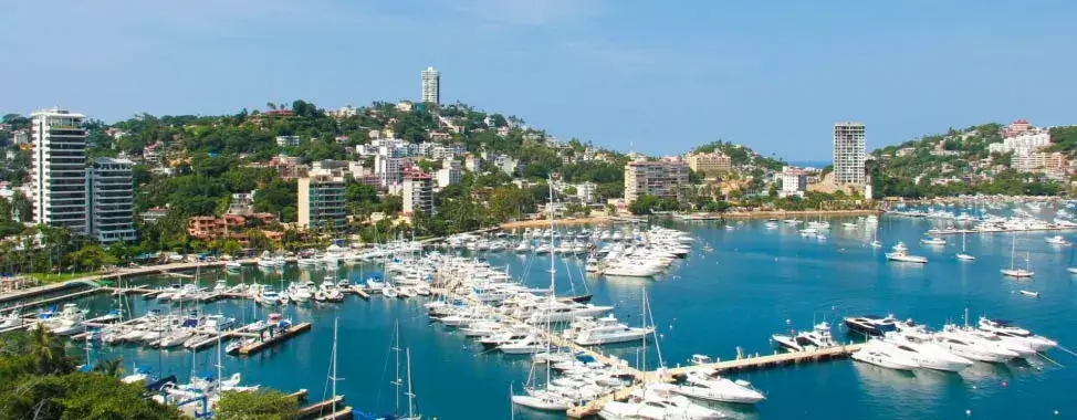 yates en la marina de acapulco