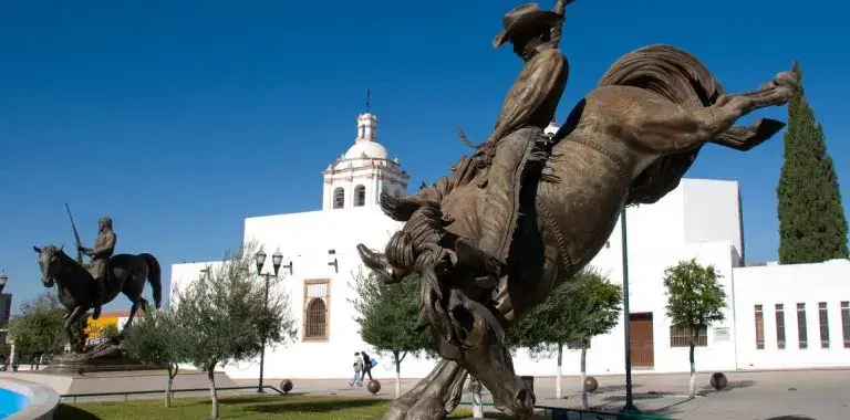 estátua de cowboy plaza del angel em chihuahua
