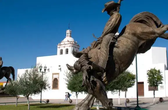estátua de cowboy plaza del angel em chihuahua