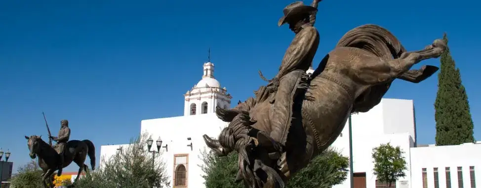 estatua vaquero plaza del ángel en chihuahua