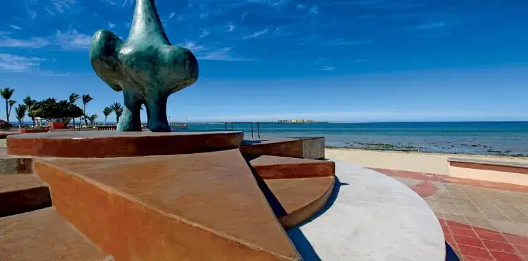 escultura en malecn la paz