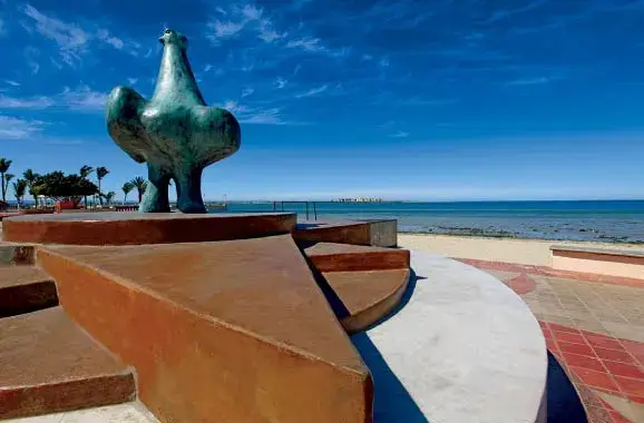 escultura en malecn la paz