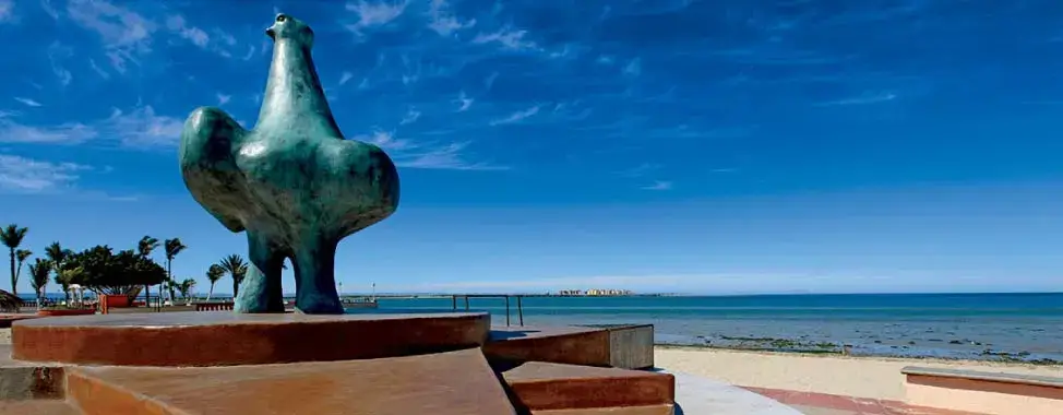 escultura en malecn la paz
