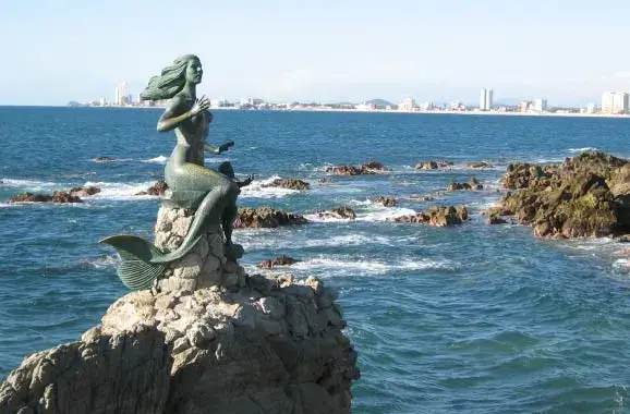 escultura de la reina de los mares en mazatlán