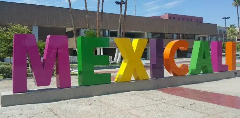 letras monumentais na praça de los tres poderes em mexicali
