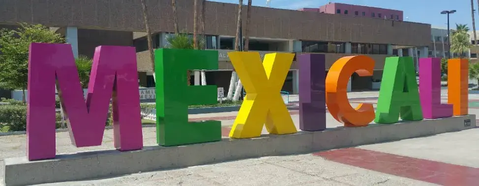 letras monumentais na praça de los tres poderes em mexicali